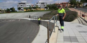 La contratación de tres desempleados reforzará los servicios municipales de jardinería y actividades de ocio y tiempo libre