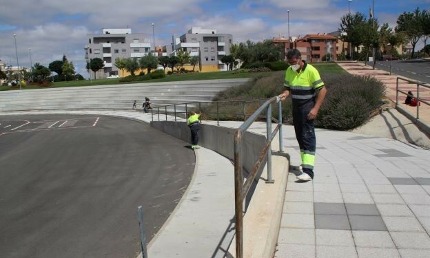 La contratación de tres desempleados reforzará los servicios municipales de jardinería y actividades de ocio y tiempo libre