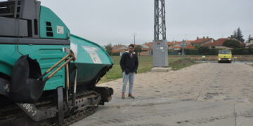 Concluye el asfaltado de la Cañada Real con un innovador pavimento de tapones de plástico reciclado