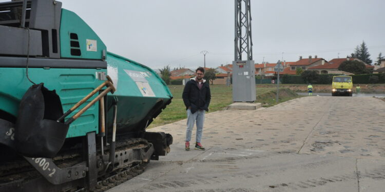 Concluye el asfaltado de la Cañada Real con un innovador pavimento de tapones de plástico reciclado