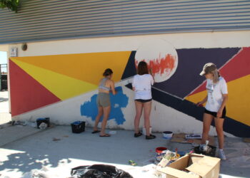 Doñinos, último municipio en sumarse al arte urbano con un mural en la pared exterior del pabellón deportivo