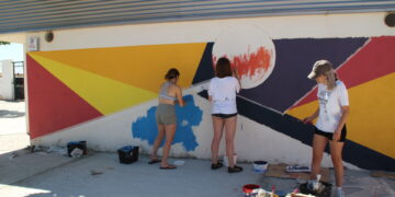 Doñinos, último municipio en sumarse al arte urbano con un mural en la pared exterior del pabellón deportivo
