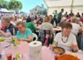 Los vecinos despiden las fiestas en torno a la mesa