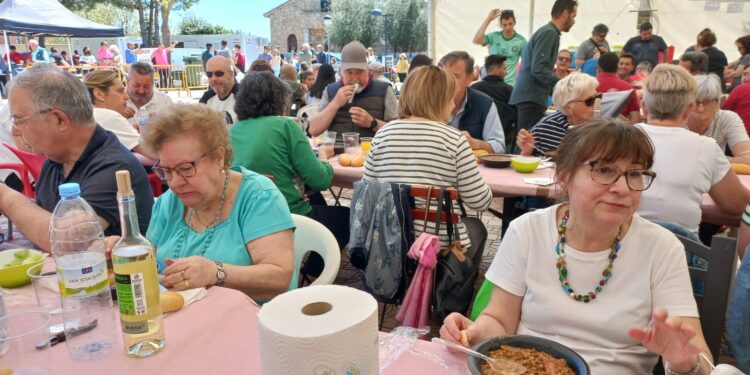 Los vecinos despiden las fiestas en torno a la mesa