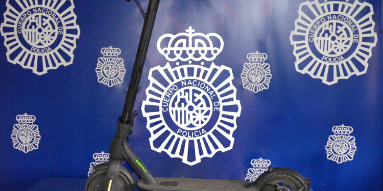 Detenidos tres jóvenes por el robo de un patinete eléctrico