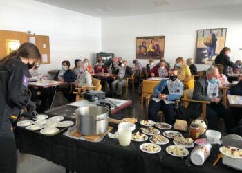 Los mayores ‘afinan’ su paladar en los talleres gastronómicos de jamón y quesos