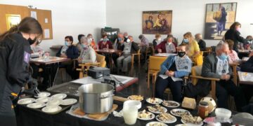 Los mayores ‘afinan’ su paladar en los talleres gastronómicos de jamón y quesos