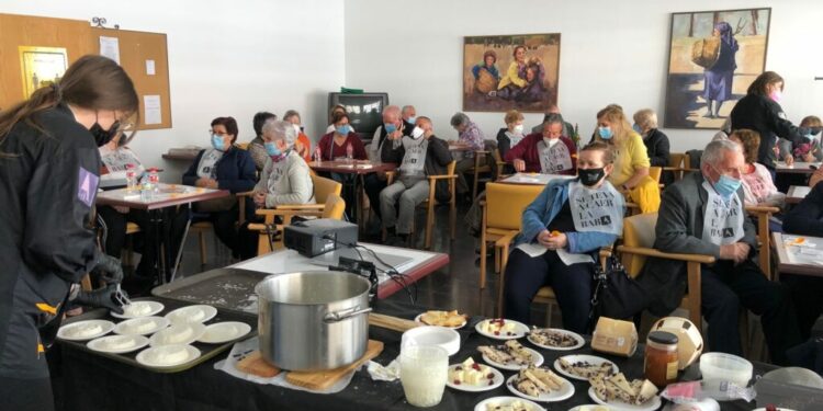 Los mayores ‘afinan’ su paladar en los talleres gastronómicos de jamón y quesos