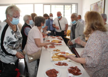 Más de un centenar de mayores despide la Semana Cultural con la sesión especial del bingo y una merienda