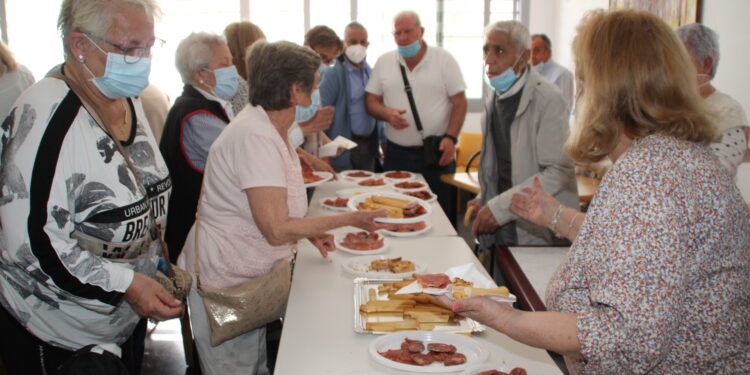 Más de un centenar de mayores despide la Semana Cultural con la sesión especial del bingo y una merienda