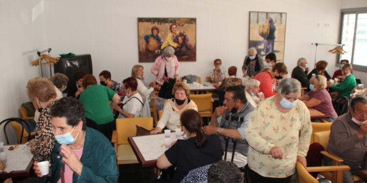 Más de un centenar de mayores despide la Semana Cultural con la sesión especial del bingo y una merienda