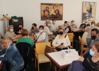 Más de un centenar de mayores despide la Semana Cultural con la sesión especial del bingo y una merienda