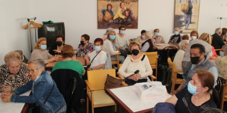 Más de un centenar de mayores despide la Semana Cultural con la sesión especial del bingo y una merienda