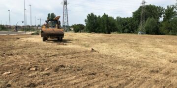 Comienzan los trabajos de desbroce y limpieza de las parcelas municipales