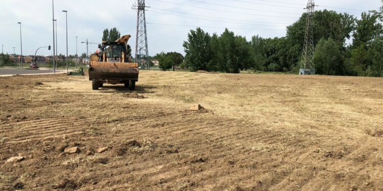 Comienzan los trabajos de desbroce y limpieza de las parcelas municipales