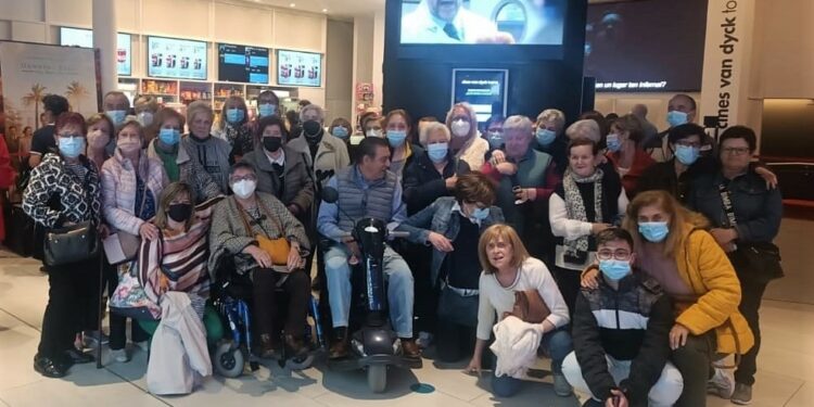 Entretenida tarde de cine para los mayores de Santa Marta