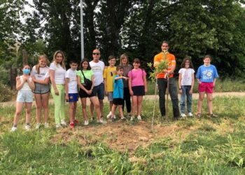 Los niños del CAI dan vida a 65 nuevos árboles en el Paseo Fluvial de La Fontana