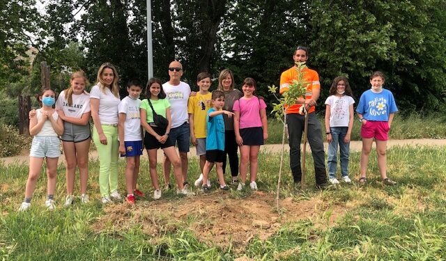 Los niños del CAI dan vida a 65 nuevos árboles en el Paseo Fluvial de La Fontana