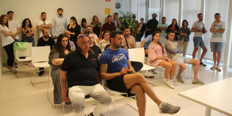 La solicitud de casetas y las propuestas de actividades para completar las fiestas centran el primer encuentro con las peñas