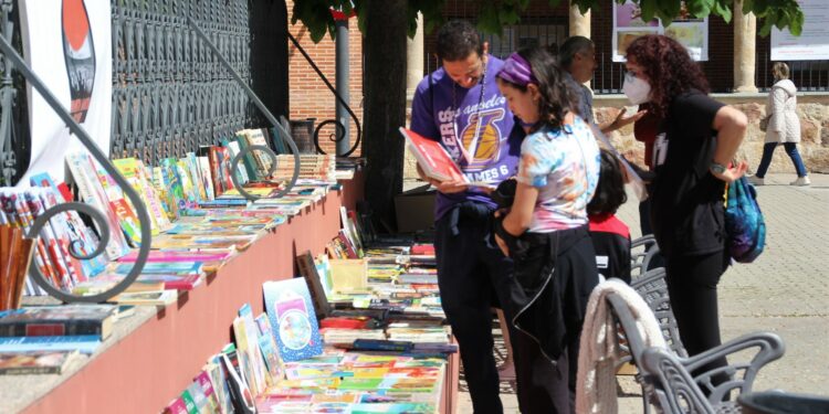 Suelta de más de 500 libros para fomentar la lectura entre la población