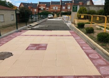 La creación de acerado permitirá abrir un nuevo paso peatonal en el perímetro de la pista de Piedra Dorada