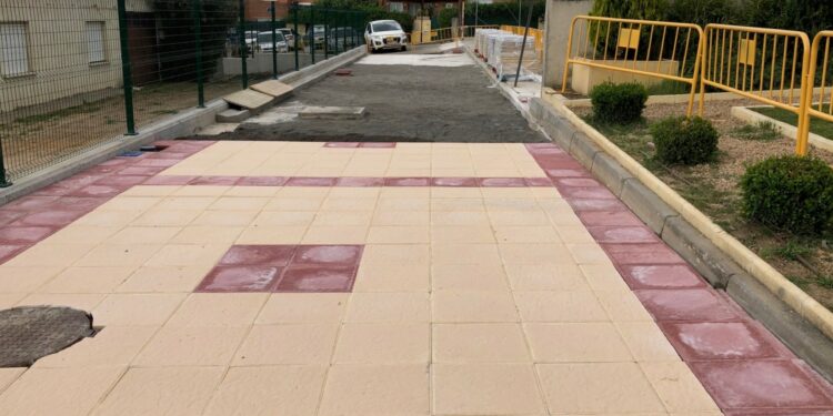 La creación de acerado permitirá abrir un nuevo paso peatonal en el perímetro de la pista de Piedra Dorada