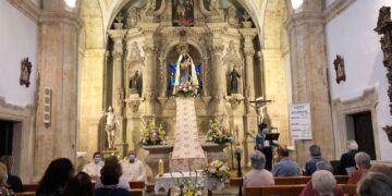 La bajada de la Virgen y la llegada de los primeros feriantes anuncian el comienzo de las fiestas grandes de Villamayor