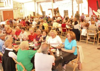Emotivo reencuentro de 150 mayores de Villamayor para compartir la comida en su honor con la que comienza las fiestas