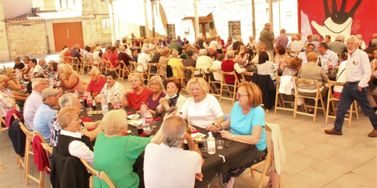 Emotivo reencuentro de 150 mayores de Villamayor para compartir la comida en su honor con la que comienza las fiestas