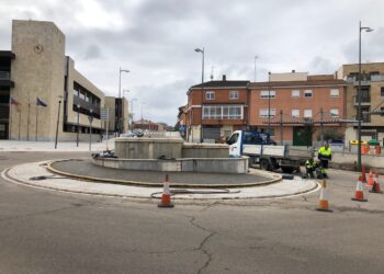 El césped artificial sustituirá a la banda verde perimetral de la fuente de la plaza