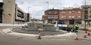 El césped artificial sustituirá a la banda verde perimetral de la fuente de la plaza