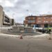 El césped artificial sustituirá a la banda verde perimetral de la fuente de la plaza