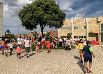 Guiño solidario de las peñas con la donación de 1 euro para Pyfano por cada camiseta festiva que les regala el Ayuntamiento