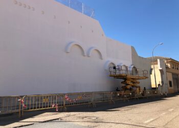 El frontón municipal ya está preparado para convertirse en lienzo de la gran pintura mural que decorará el municipio