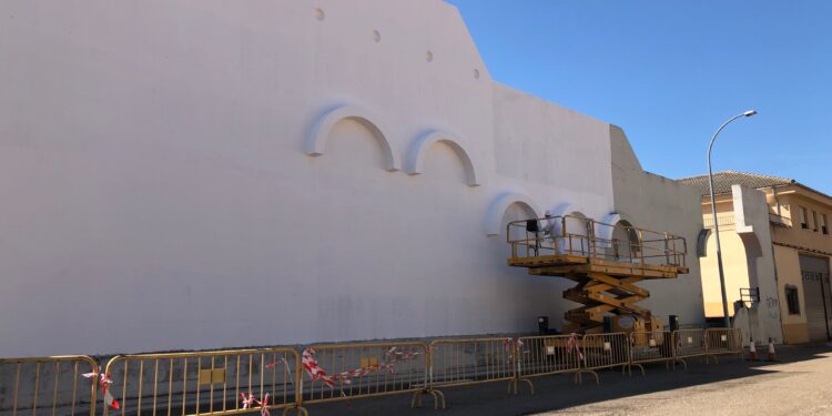El frontón municipal ya está preparado para convertirse en lienzo de la gran pintura mural que decorará el municipio
