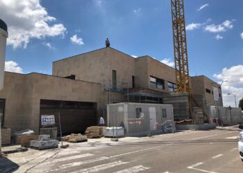 El nuevo edificio de vestuarios, acceso y zona administrativa de las piscinas municipales estará terminado antes del 13 de junio para la temporada de baño