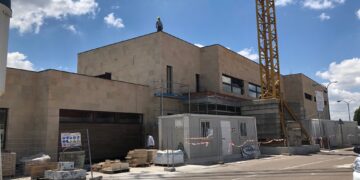 El nuevo edificio de vestuarios, acceso y zona administrativa de las piscinas municipales estará terminado antes del 13 de junio para la temporada de baño