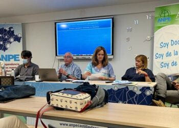 El profesorado «vuelve a ser el gran olvidado» en la reforma de la ley educativa