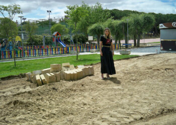 El Ayuntamiento invierte 9.880 euros en la renovación del suelo de la zona deportiva y de ocio ubicada junto a la piscina de Valdelagua