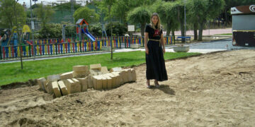 El Ayuntamiento invierte 9.880 euros en la renovación del suelo de la zona deportiva y de ocio ubicada junto a la piscina de Valdelagua