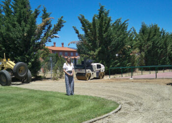 El Ayuntamiento acondiciona los caminos de la parcela ubicada junto a las piscinas de Valdelagua