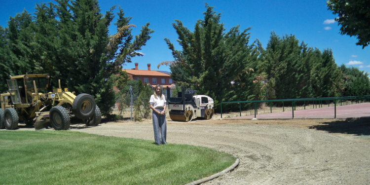 El Ayuntamiento acondiciona los caminos de la parcela ubicada junto a las piscinas de Valdelagua