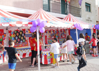 Juegos, risas, magia y música llenan el centro de Carbajosa por la igualdad