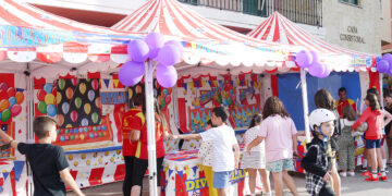 Juegos, risas, magia y música llenan el centro de Carbajosa por la igualdad