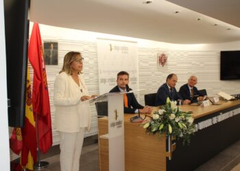 El Colegio de Médicos rinde homenaje a 42 profesionales jubilados y nombra a la Guardia Civil y a la Policía Nacional de Salamanca como Colegiados de Honor con Medalla de Oro