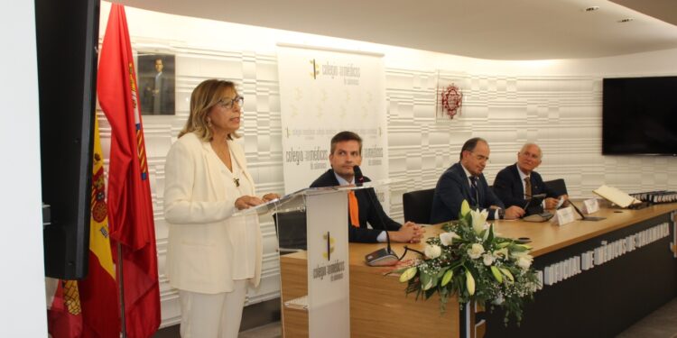 El Colegio de Médicos rinde homenaje a 42 profesionales jubilados y nombra a la Guardia Civil y a la Policía Nacional de Salamanca como Colegiados de Honor con Medalla de Oro