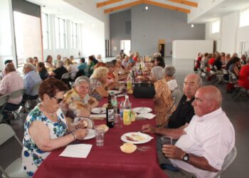 Más de un centenar de mayores comparten mesa y mantel en la tradicional comida de inicio festivo