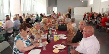 Más de un centenar de mayores comparten mesa y mantel en la tradicional comida de inicio festivo