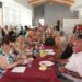 Más de un centenar de mayores comparten mesa y mantel en la tradicional comida de inicio festivo