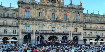 Sheila Blanco y la Joven Orquesta Sinfónica Ciudad de Salamanca ofrecen un concierto en la Plaza Mayor